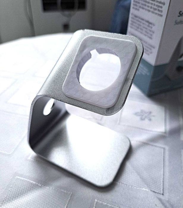 Nowa, aluminiowa podstawka do ładowania Apple Watcha.