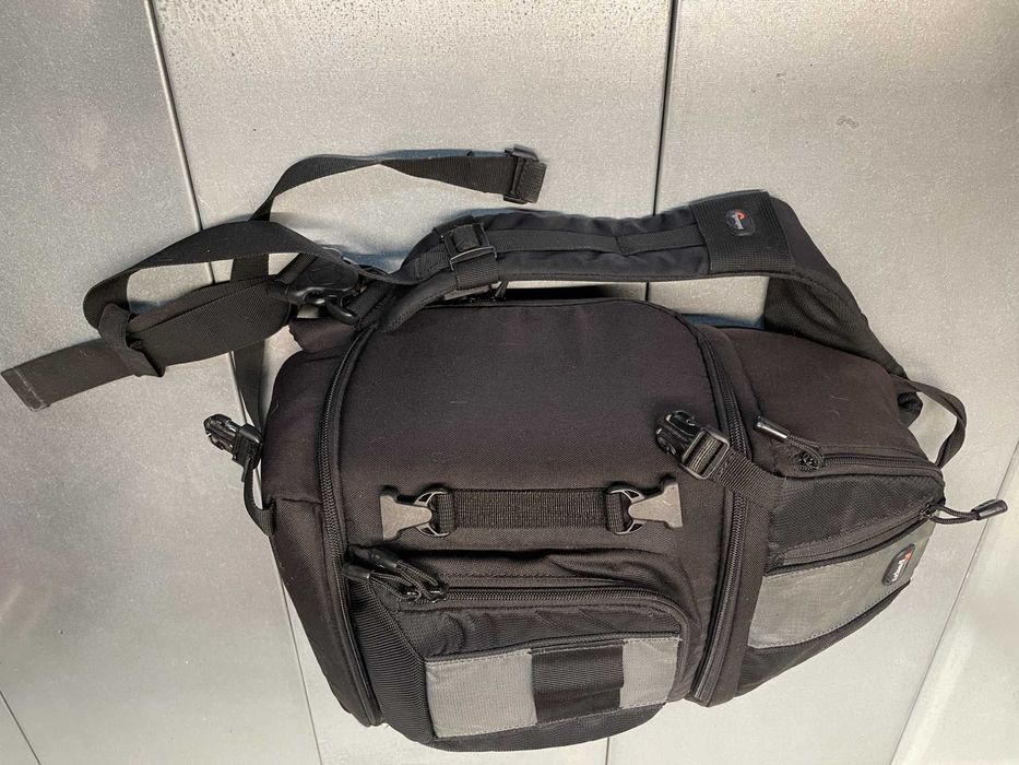 Mochila Lowepro Slingshot 202 AW Preta