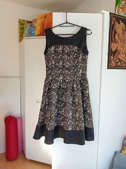 Sukienka rozmiar S. Czarno-beżowa ze złotą nitką.