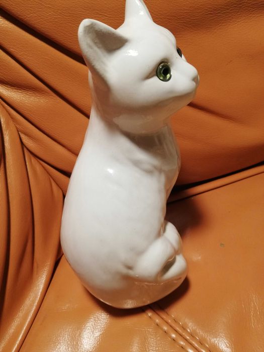 Ceramiczna figurka kota szklane zielone oczy