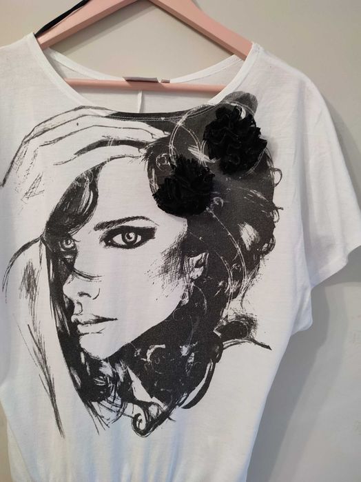 Bluzka nietoperz z twarzą kobiety