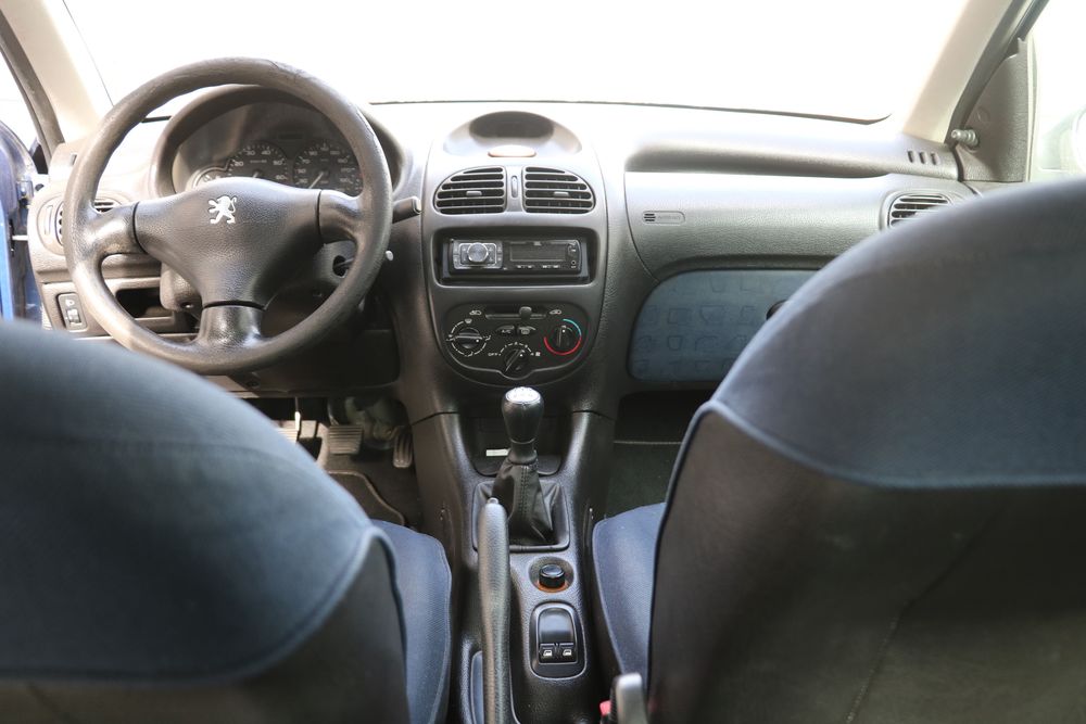 Peugeot 206 , 1100 a gasolina