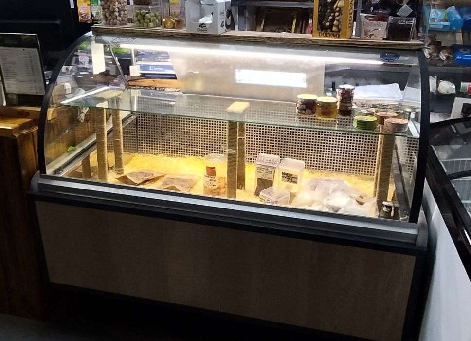 Терміново продам Холодильну вітрину Голд