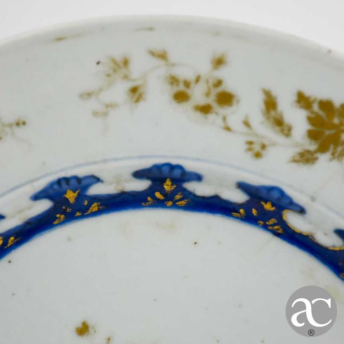Prato em porcelana China período Qianlong, séc. XVIII, Azul e Dourados