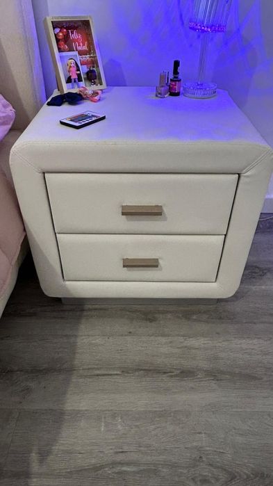 Vendo cama de casal com baú, colchão, e duas gavetinhas de cabeceira . Tudo por 600€.