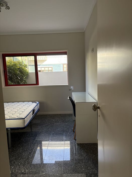 Alugo quarto junto ao metro de Santo Ovídio.