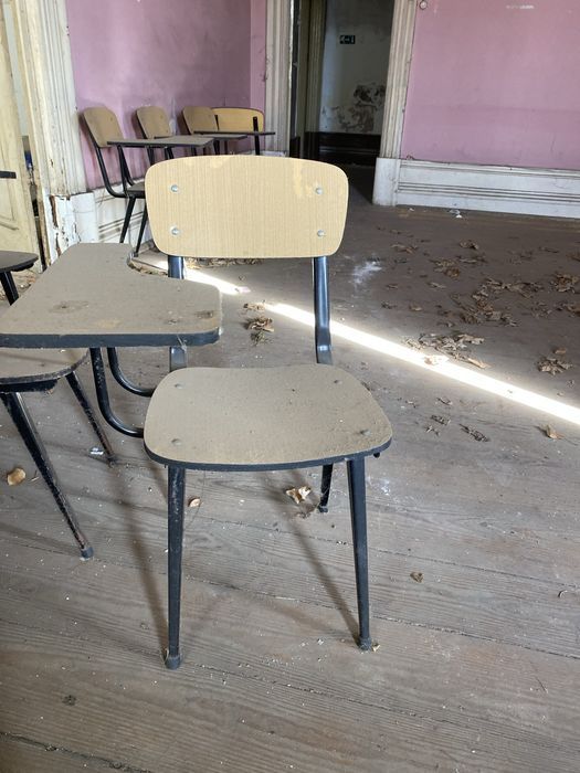 Lote de cadeiras com mesa lateral  escolares seminovas (90 cadeiras )