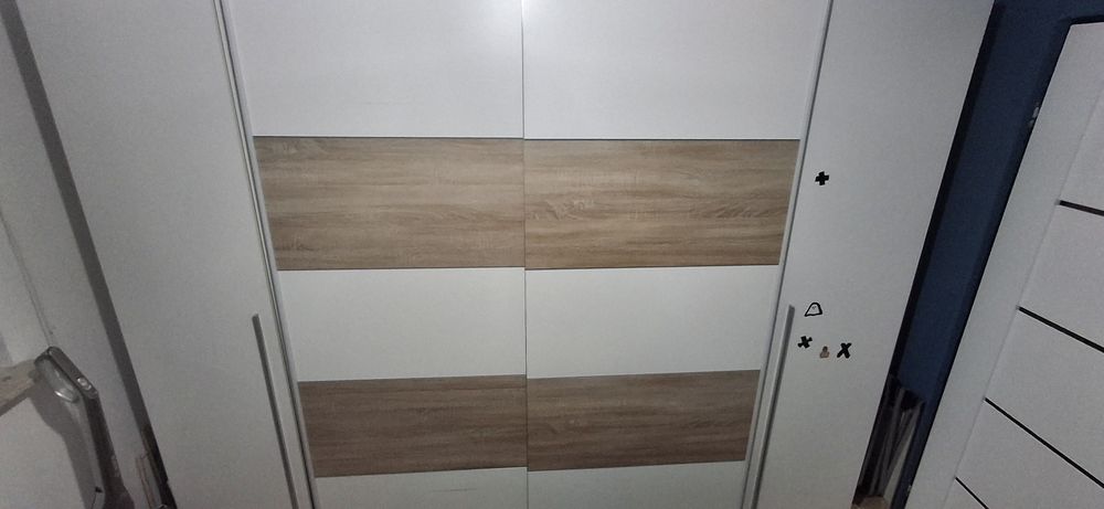 Pojemna szafa z drzwiami przesuwnymi