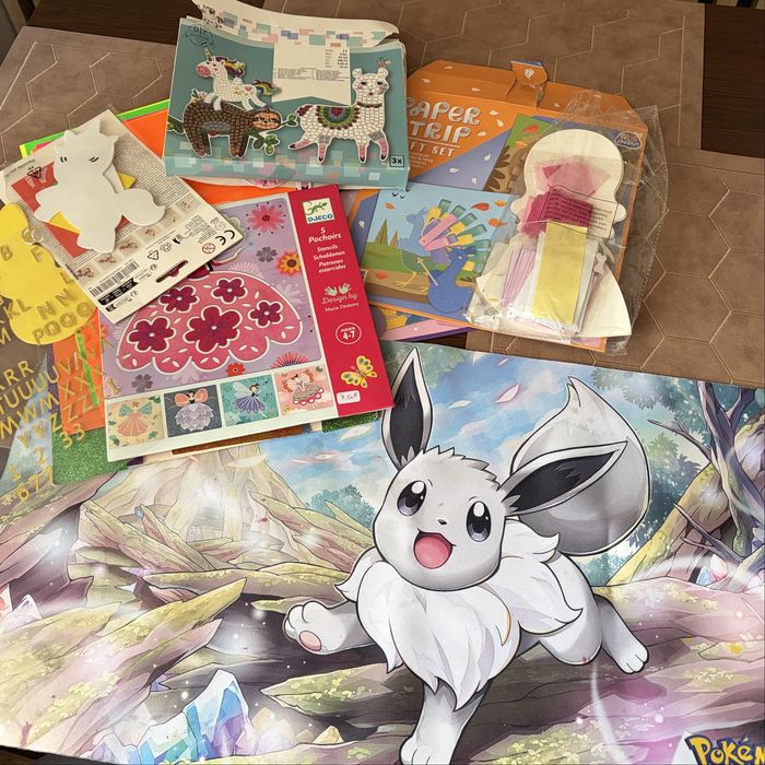 Oddam za darmo różne zestawy artystyczne i kolorowanki oraz matę na biurko z Pokemonem.