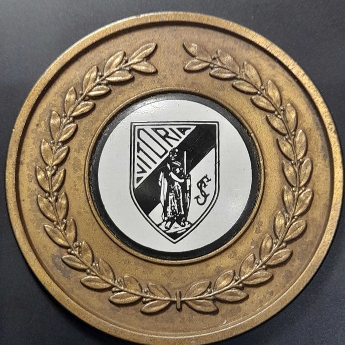 Pins de lapela e medalha Vitória SC e Bombeiros de Guimarães