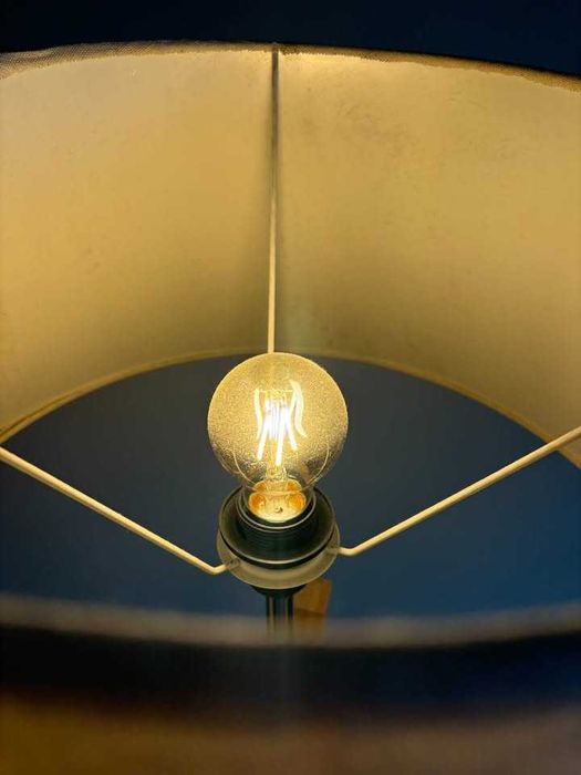 Candeeiro de pé em bambu com abajur bege