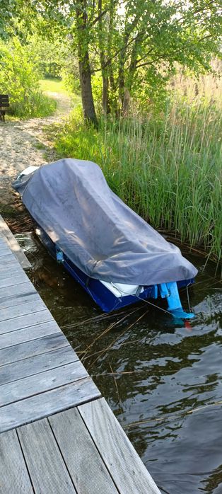 Motorówka z silnikiem i przyczepą łódź