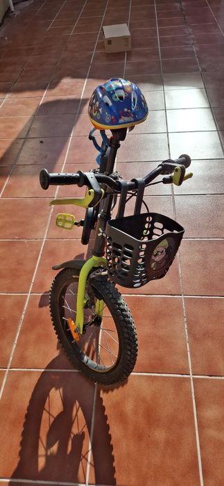 Bicicleta criança roda 16 Decathlon - oferta cesto frente e capacete