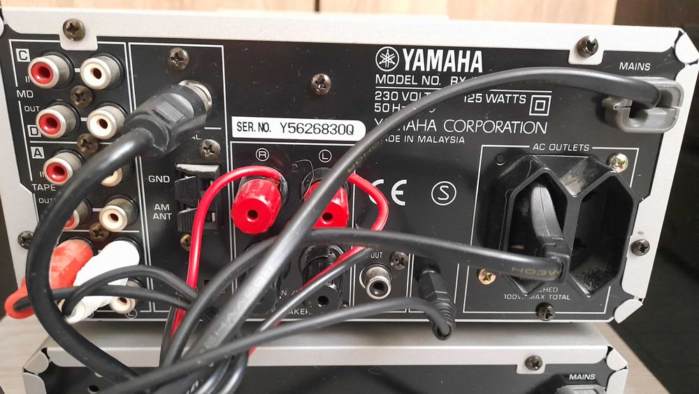 Zestaw mini wieża Hi-fi Yamaha E-400 z głośnikami
