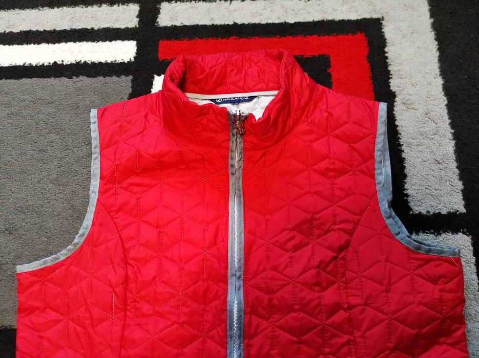 Тоненька,червона,стьобана жилетка 50-52 р