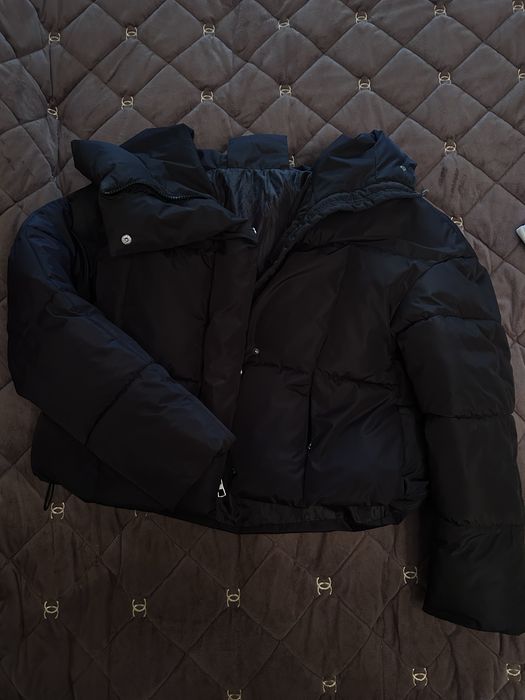 Жіноча чорна куртка