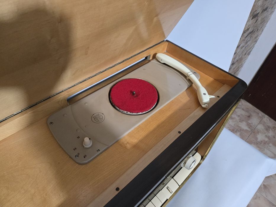 Rádio antigo com gira discos reparado Grundig