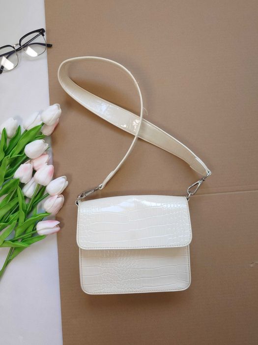 Biała elegancka torebka cross-body wzór krokodyl HVISK