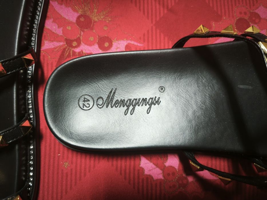 Sandálias elegantes com tachas douradas 42