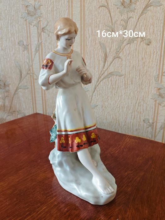 Продам статуэтку"Гадание на ромашке"