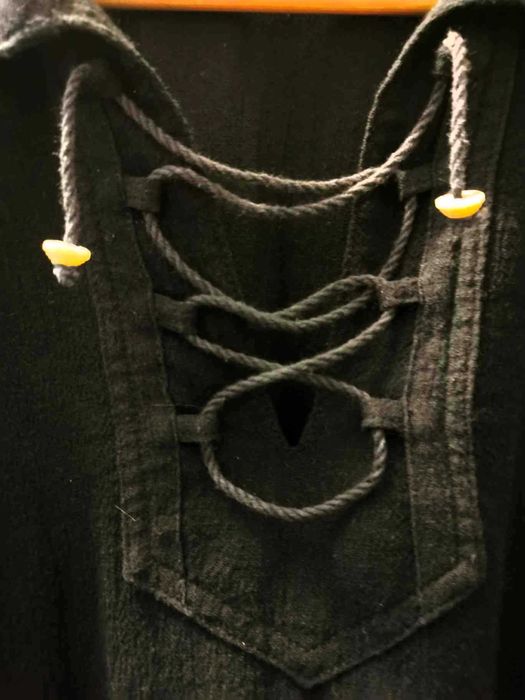 Camisa preta com atilhos