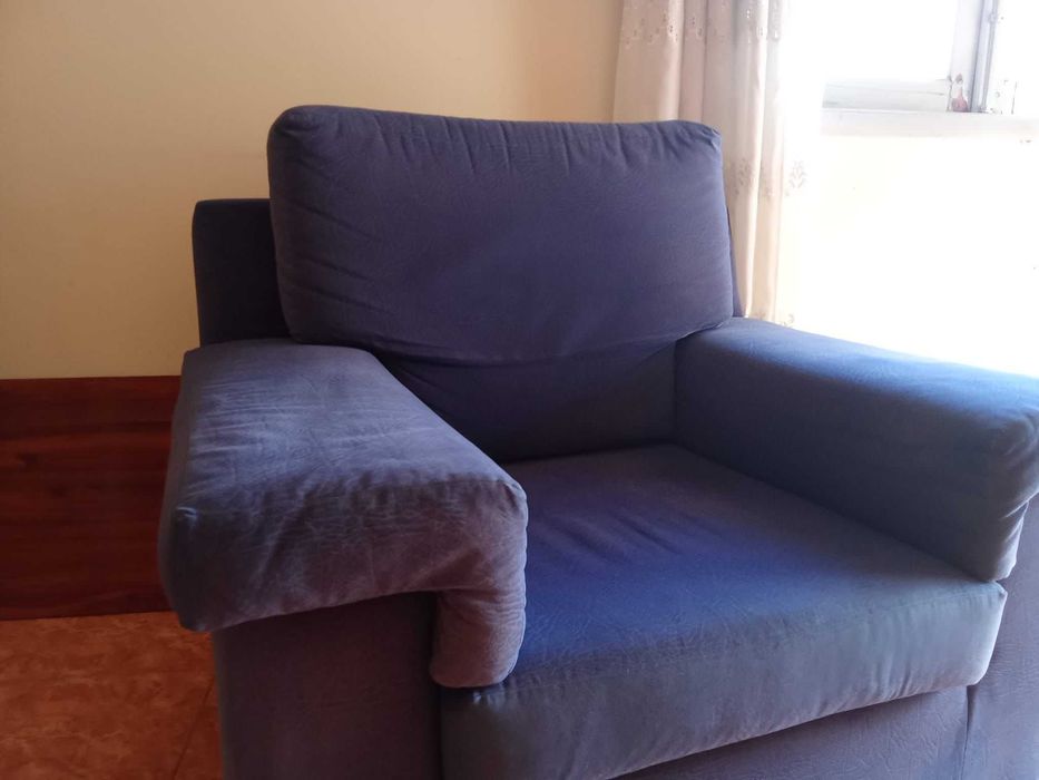 1 mesa /4 cadeiras / 1 poltrona + 1 sofá/ 1 móvel entrada + espelho