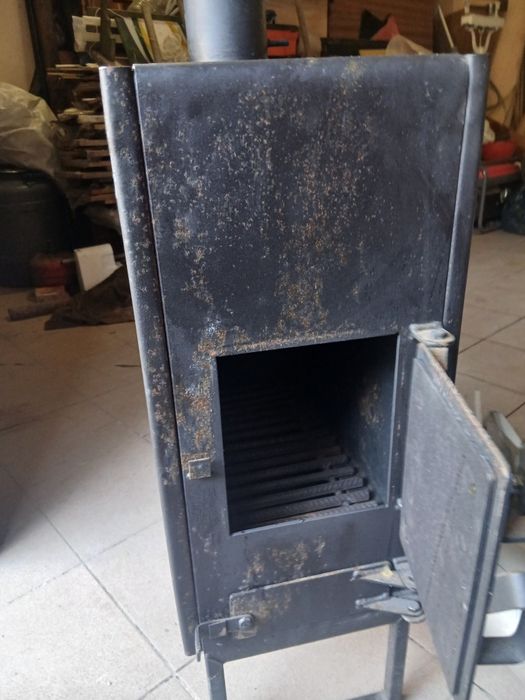 Продам печку -буржуйку ,с трубами дымохода из нержавейки