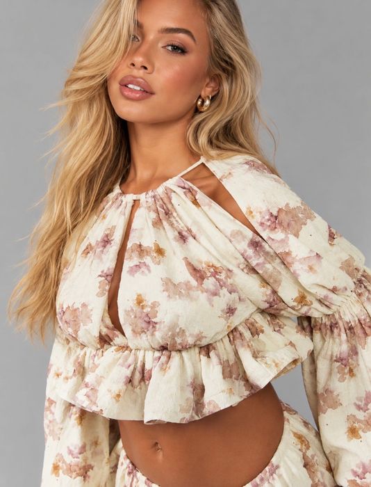 MISSGUIDED Dwuczęściowy komplet z falbanką na dole i krótkimi spodenkami