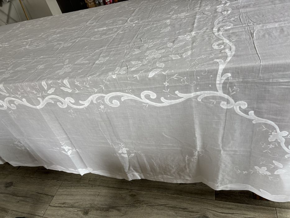Toalha de mesa grande em voile de algodão com bordado manual