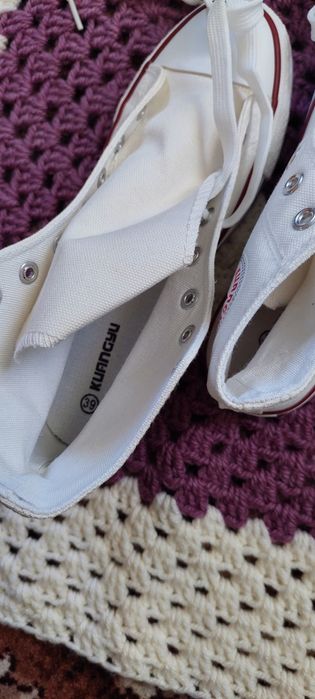 Високі кеди на плоскій подошві