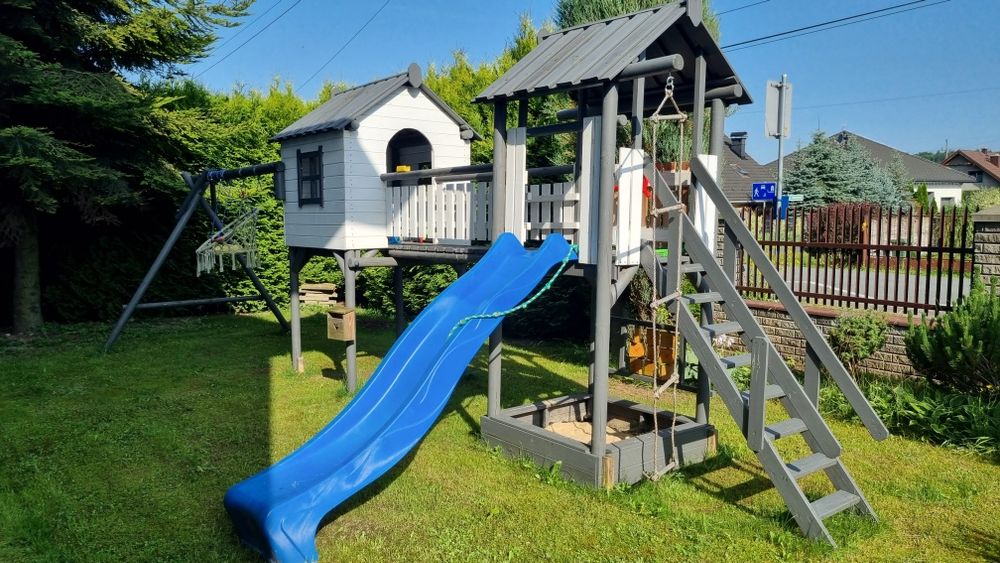 Domek z zjeżdżalnia piaskownica hustawki