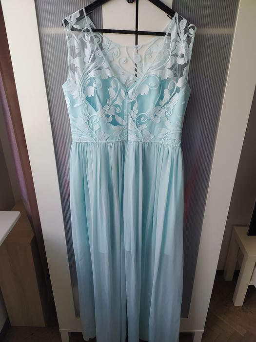 Długa błękitna sukienka