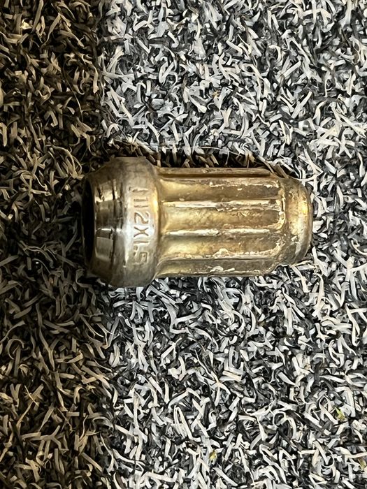 Nakrętki nakrętka M12x1,5 do kół TOYOTA