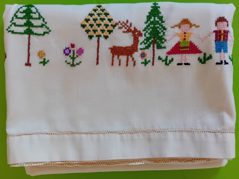 Lençol bordado á mão/ berço