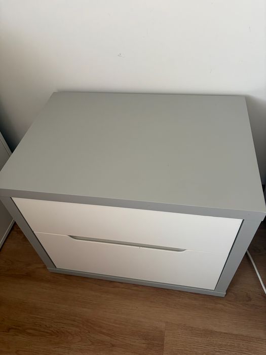 Cómoda cinzenta e branco
