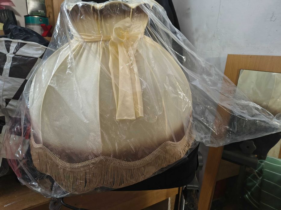 Abażur satynowy z frędzlami