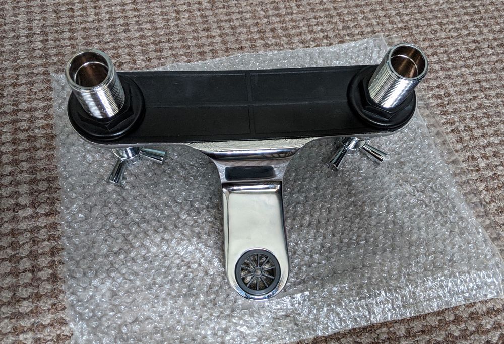 Змішувач до умивальника новий