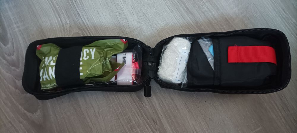 Apteczka czarna z wyposażeniem