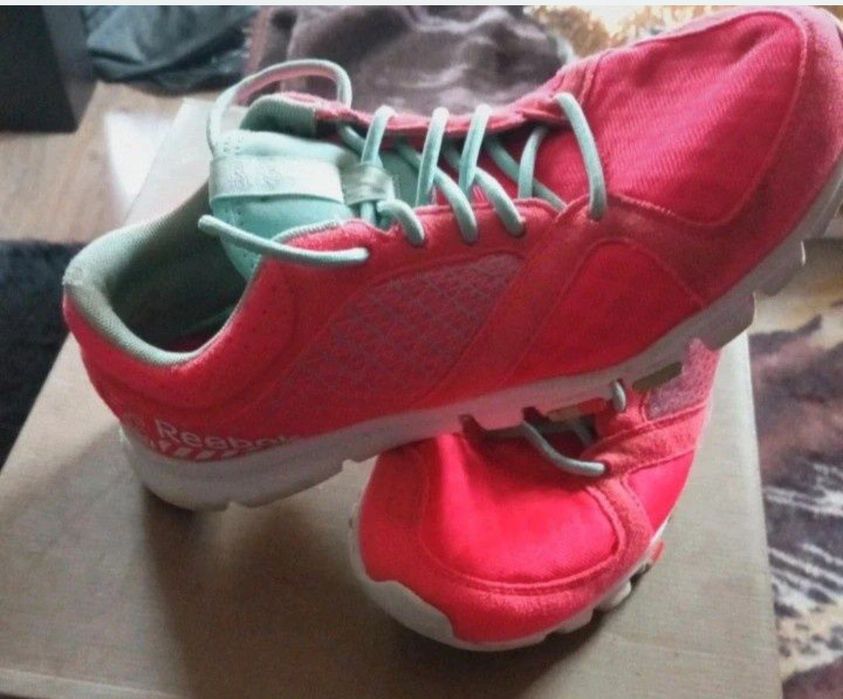 fajne różowe adidasy