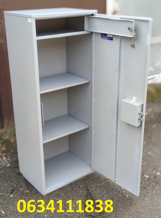 Отличный высокий сейф с ячейкой.  Есть все ключи.