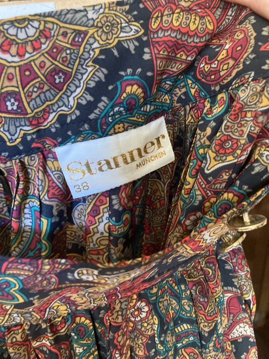 Saia azul marinho nova e saia plicada e estampada