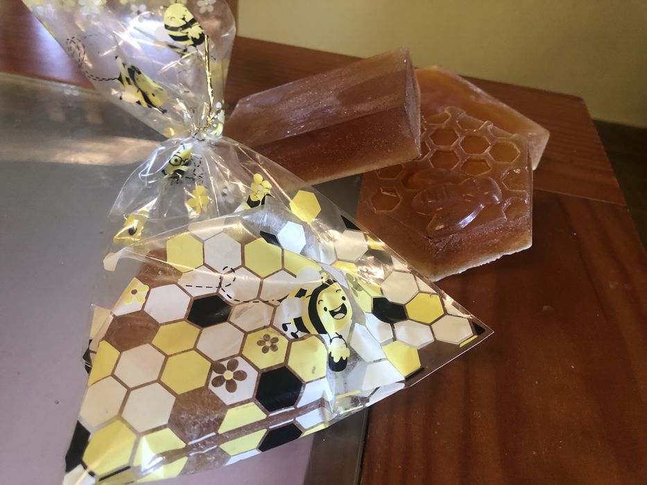 Sabonetes artesanais de  mel e própolis