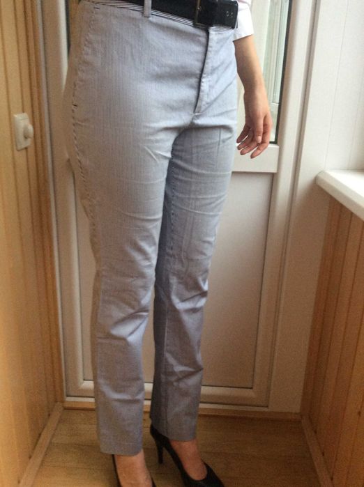 Брюки летние в черно-белую тонкую полоску бренда ZARA размер 46-48