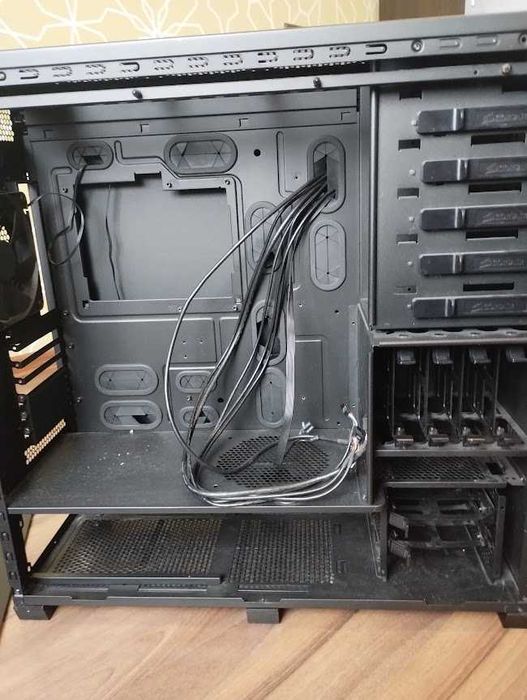 Корпус Corsair 700D