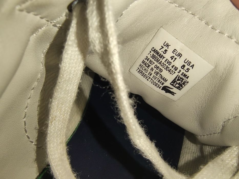 Шкіряні кеди , кросівки Lacoste Carnaby Evo з фірмовою червоно-синьою смужкою збоку.