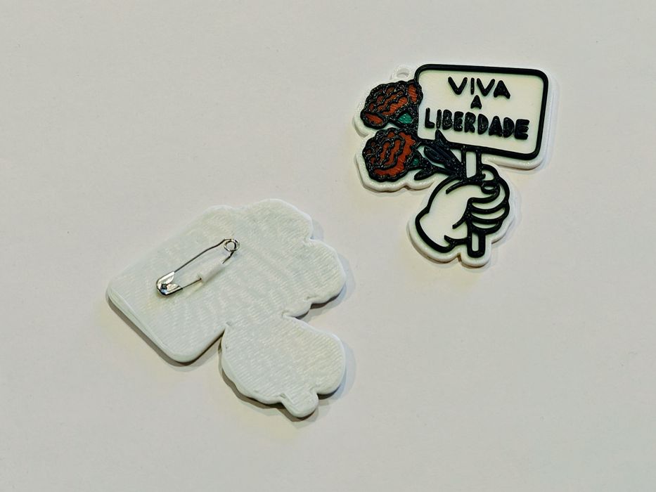 Porta-chaves 25 de Abril Cravos "Viva a Liberdade"