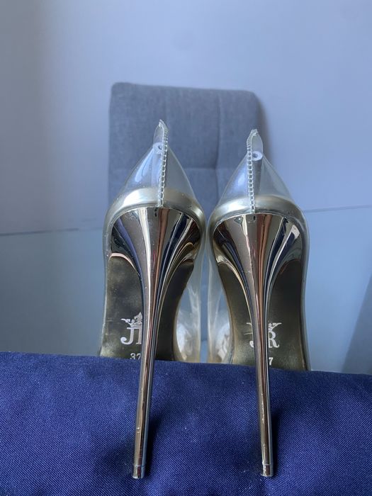 Sapatos Jessica Rich transparentes com salto dourado – NOVOS