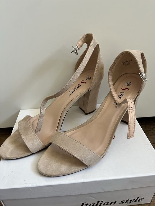 buty na slupku bezowe