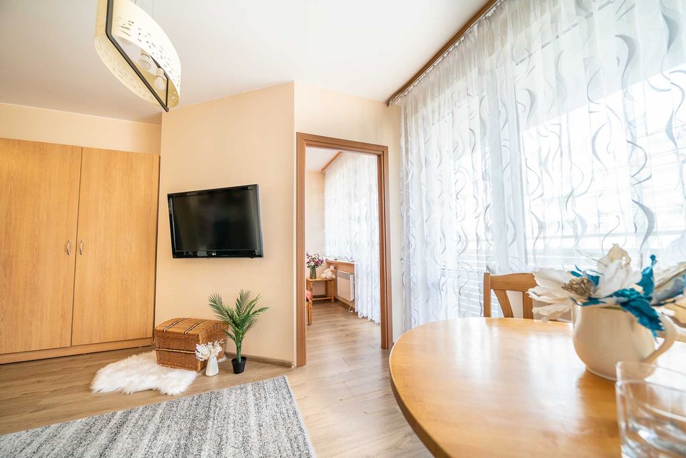 NOCLEGI  MIĘDZYZDROJE apartament salon sypialnia z WIDOKIEM NA MORZE