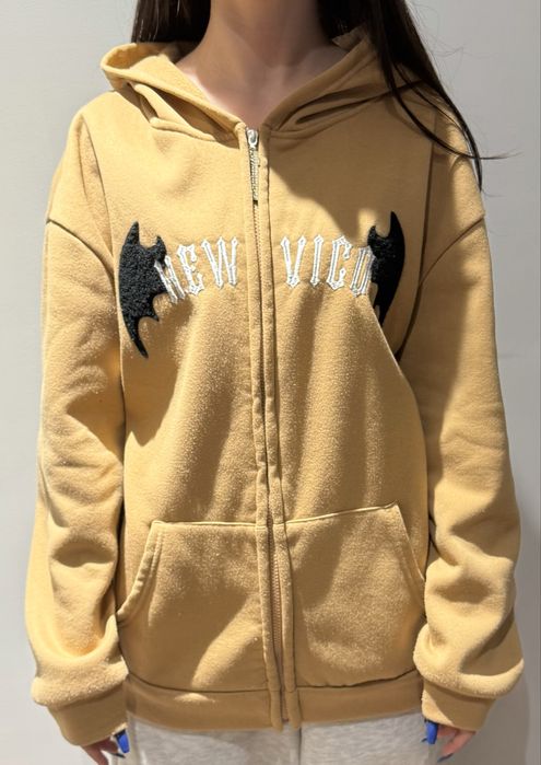 Стильна худі з крилами — must-have для streetwear образів